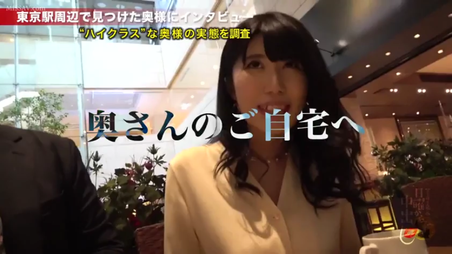 坐姿 · 交谈 · 字幕 · 微笑 · 面部特写 · 室内餐厅 · 水杯 · 浅色衬衫