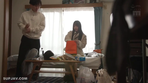 室内 · 坐姿 · 中景 · 平静 · 居家 · 休闲服 · 整理 · 手提袋