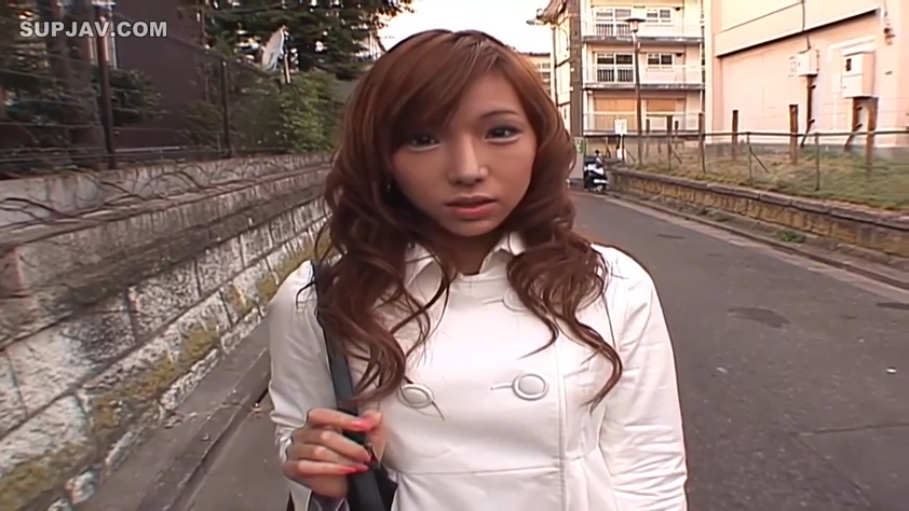 站立 · 中景 · 注视 · 惊讶 · 白色外套 · 户外街道 · 单肩包 · 街头