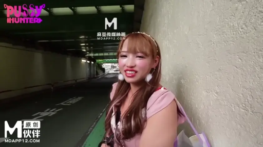 站立 · 半身 · 对话 · 笑容 · 粉色连衣裙 · 耳饰 · 隧道 · 亚裔