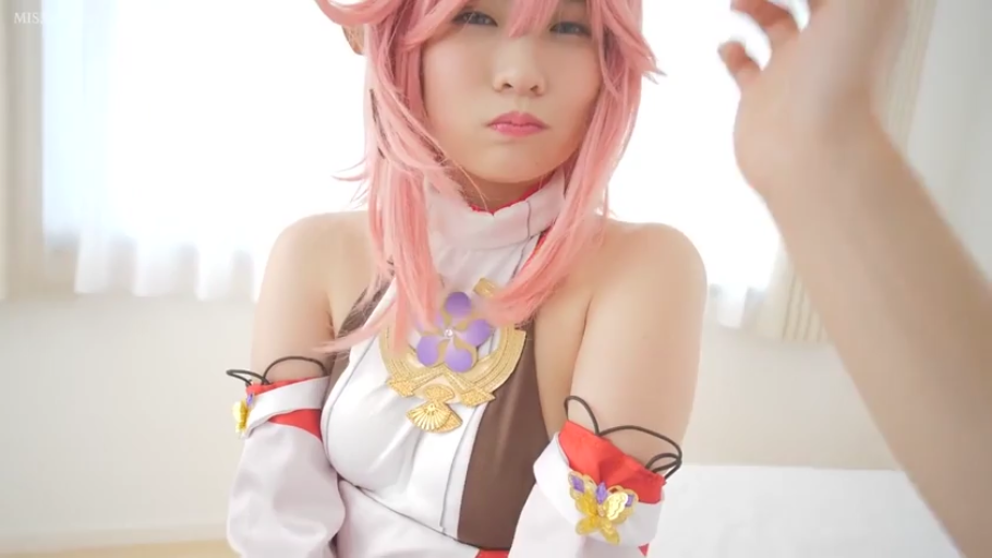 卧室 · 上身特写 · 颈部饰带 · 眼神迷离 · 光线明亮 · Cosplay装饰配饰