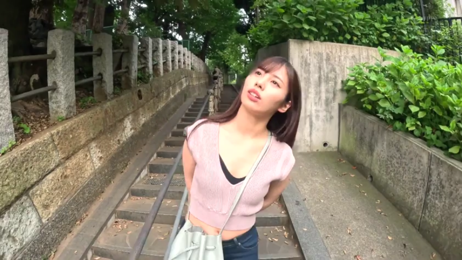 胸部区域特写 · 街拍感 · 单肩包 · 略带惊讶 · 粉色针织短款上衣 · 户外楼梯