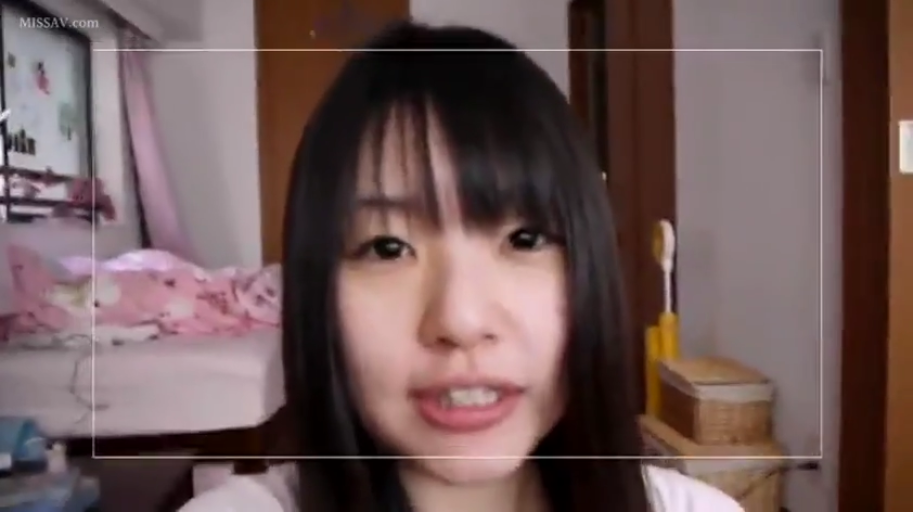 脸部特写 · 卧室 · 白色上衣 · 自拍视角 · 说话中