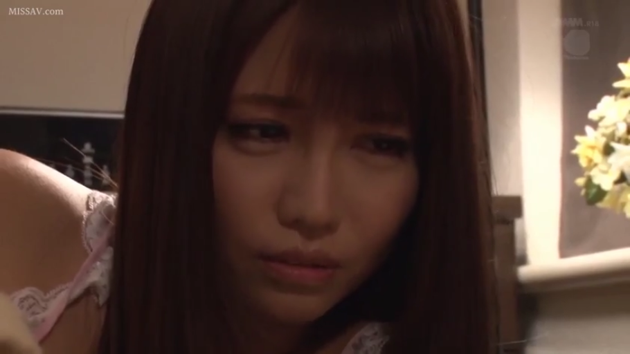 室内 · 俯身 · 面部特写 · 凝视 · 长发 · 蕾丝吊带 · 楚楚可怜