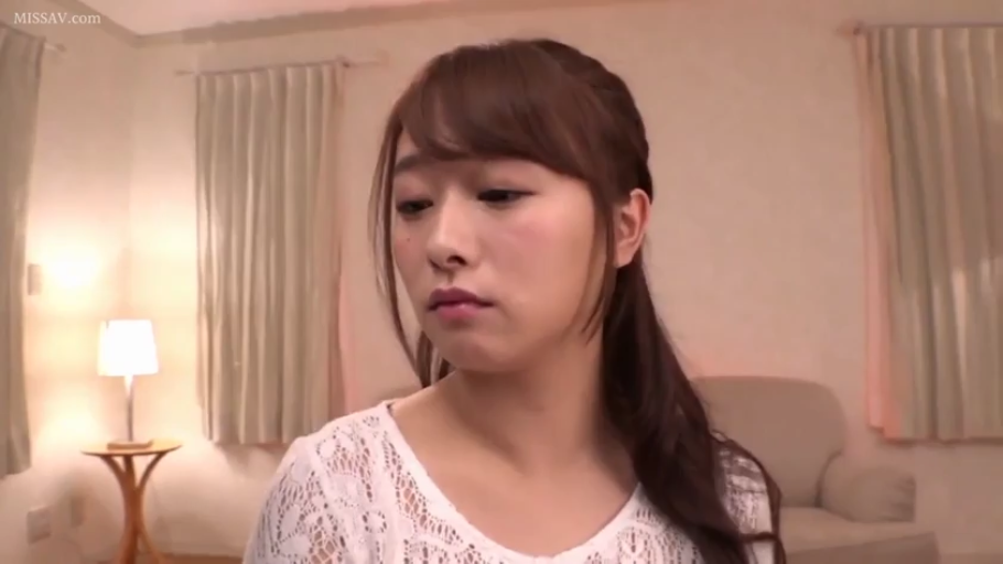 坐姿 · 忧郁 · 台灯 · 客厅 · 面部特写 · 白色蕾丝上衣 · 凝视 · 长发