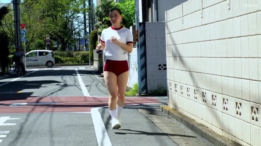 平静 · 人行道 · 日间场景 · 腿部动态 · 深红色紧身运动短裤