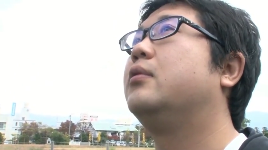 脸部特写 · 站立 · 户外 · 休闲服