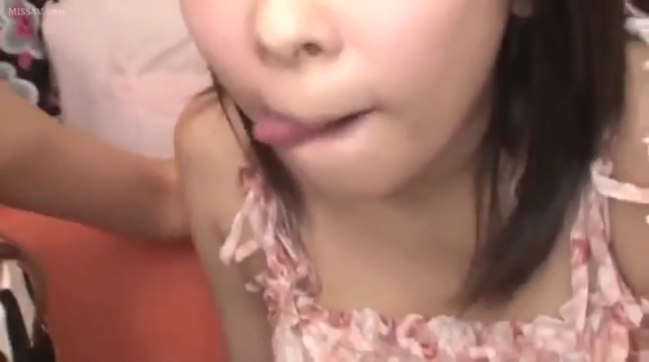 卧室 · 口部特写 · 吐舌 · 口交 · 粉色花边吊带衫
