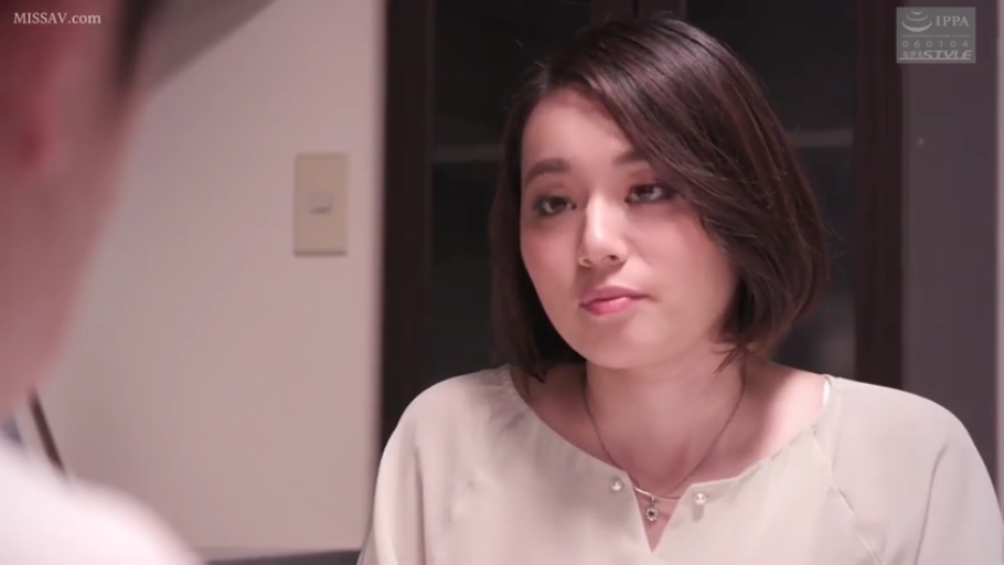 脸部 · 凝视 · 短发 · 面对面 · 哀愁 · 浅色衬衫 · 住宅