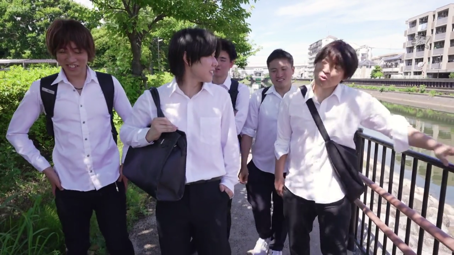 交谈 · 中景 · 白衬衫 · 行走 · 户外 · 背包 · 搞怪 · 多位男性