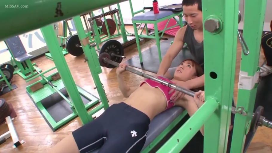 深色运动紧身裤 · 健身房 · 卧推凳 · 男子双手动作特写 · 女子注视上方 · 动作接触 · 器材区