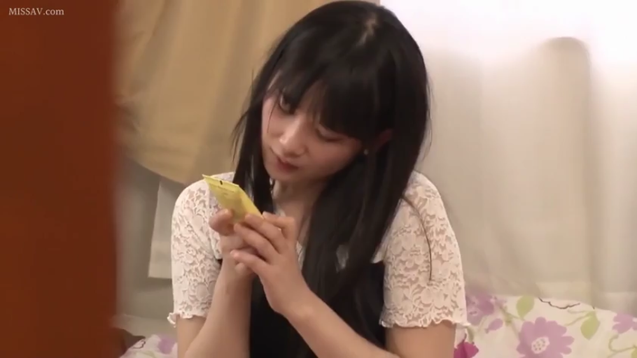 室内 · 坐姿 · 专注 · 半身特写 · 蕾丝上衣 · 亚洲女性 · 手持物品 · 药膏