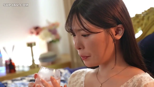 室内 · 坐姿 · 脸部特写 · 白色蕾丝上衣 · 拿杯子