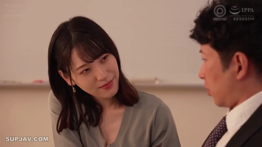 室内 · 坐姿 · 微笑 · 半身 · 对视 · V领上衣