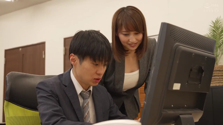 办公室 · 女深灰色西装外套 · 电脑 · 上半身中景 · 男同事专注
