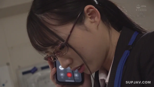 工作证挂绳 · 若有所思 · 办公室 · 职业装西服 · 佩戴眼镜特写 · 工作证挂绳