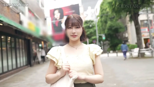 站立 · 面对镜头 · 半身 · 甜美微笑 · 日本AV · 户外街道 · 白色挎包 · 浅黄色荷叶边上衣