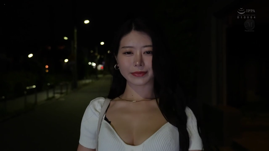 胸部特写 · 微笑 · 白色紧身针织衫 · 夜晚街道