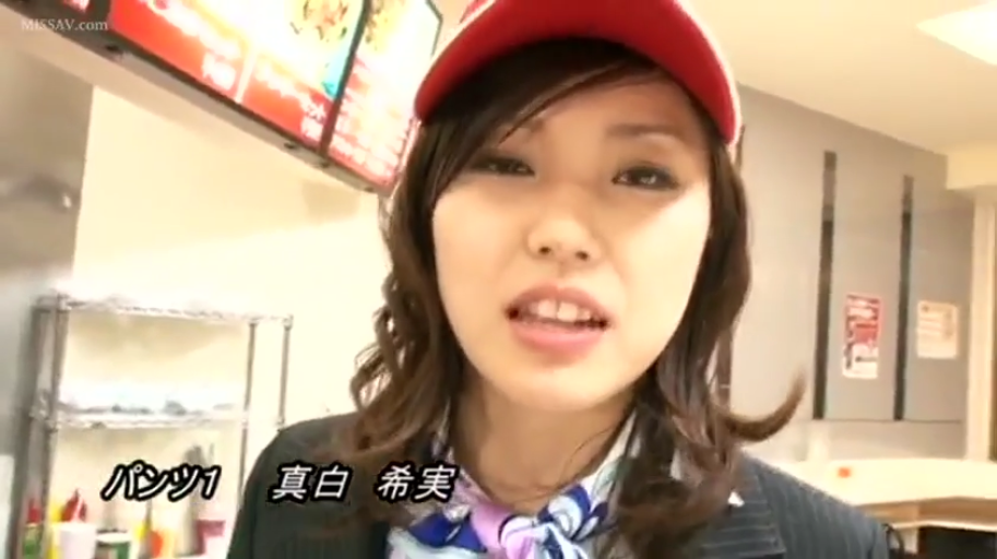红白帽子 · 快餐店 · 开口说话 · 脸部近景特写 · 红白相间工作帽 · 背景有日文菜单