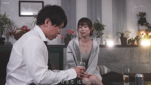 室内 · 坐姿 · 忧郁 · 酒杯 · 交流 · 连帽衫