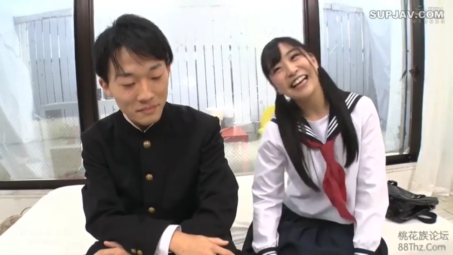 室内 · 坐姿 · 校服 · 中景 · 微笑 · 剧情 · 互动