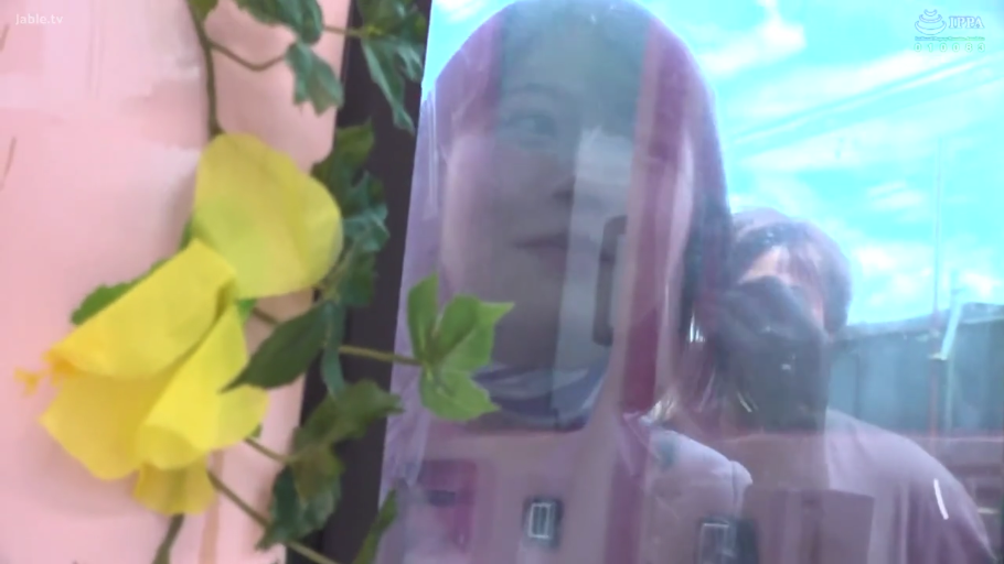 脸部特写 · 站姿 · 微笑 · 休闲装 · 注视 · 户外 · 玻璃 · 反光