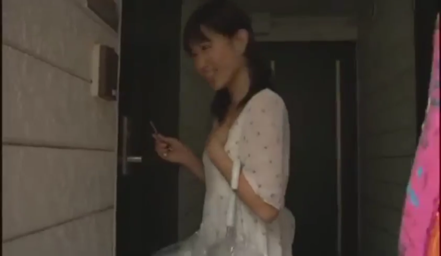 期待 · 公寓门口 · 钥匙 · 白色碎花连衣裙 · 人物侧面半身