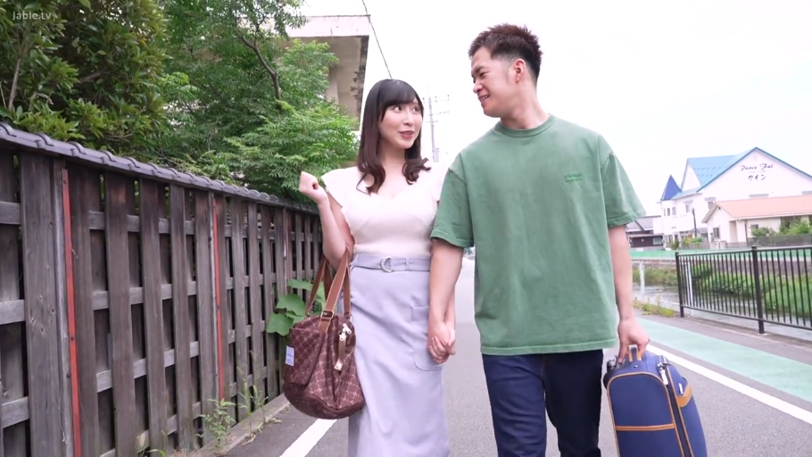 手提包 · 交谈 · 户外街道 · 人物面部特写 · 晴天 · 男性穿绿色宽松T恤和深色长裤