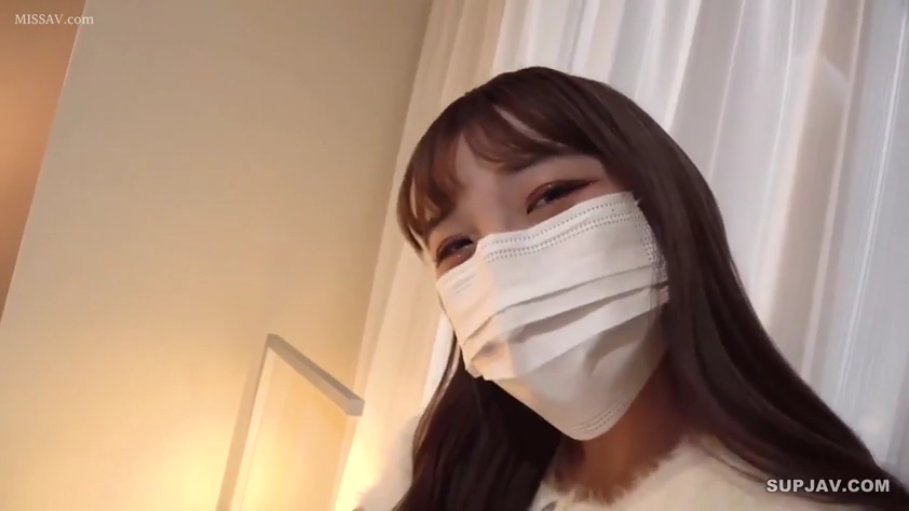 口罩特写 · 寝室 · 眼神含情 · 医用口罩 · 光线柔和 · 白色毛绒上衣
