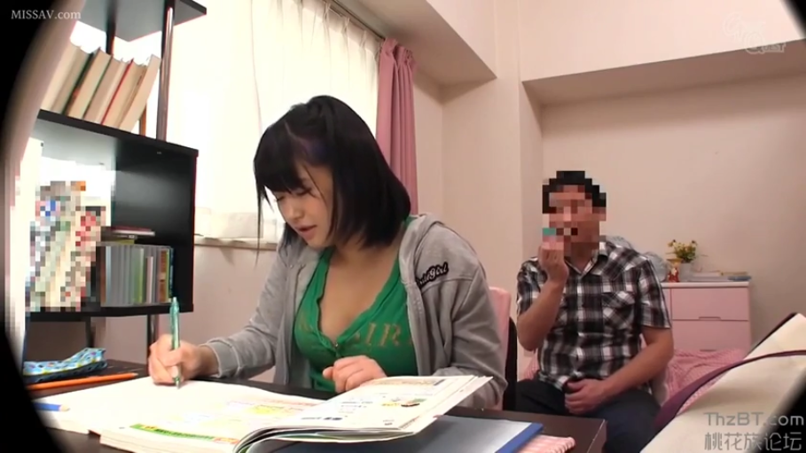 灰色连帽外套 · 冷静 · 书房 · 教材 · 撸管 · 女生胸部 · 画面有鱼眼镜头滤镜