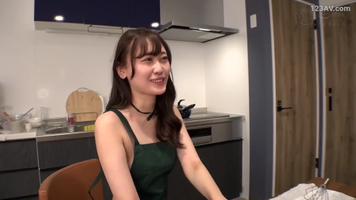 微笑 · 人物上半身特写 · 厨房 · 深绿色围裙 · 深绿色围裙