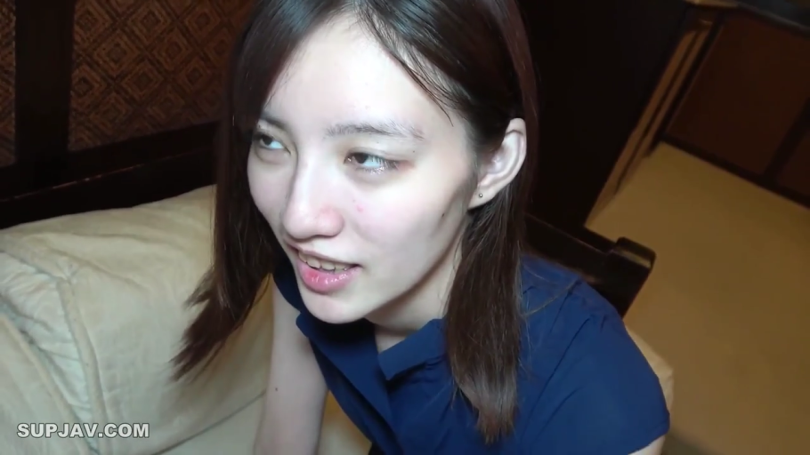 床上 · 眼睛特写 · 神情迷离 · 深蓝色短袖上衣 · 高潮前奏感