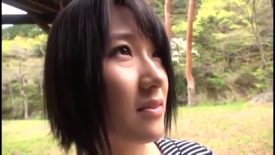 自然 · 面部特写 · 注视 · 条纹衫 · 户外 · 短发 · 侧头