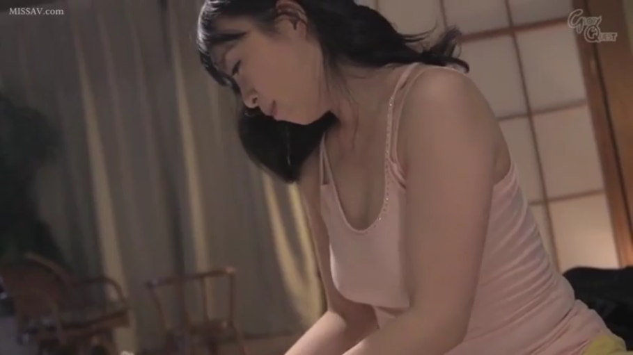 卧室 · 专注 · 女性面部侧面特写 · 手淫 · 粉色细肩带背心