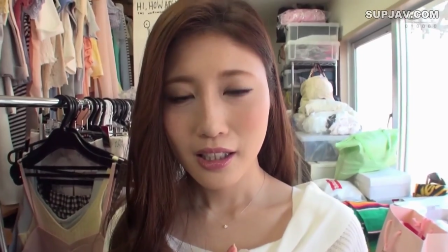 室内 · 脸部特写 · 自然 · 白色上衣 · 长发 · 正面 · 说话 · 衣架