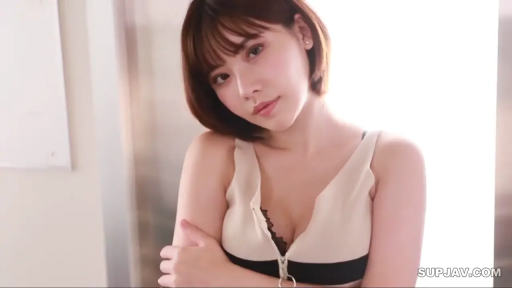 室内 · 上半身特写 · 米色拉链背心 · 略带诱惑