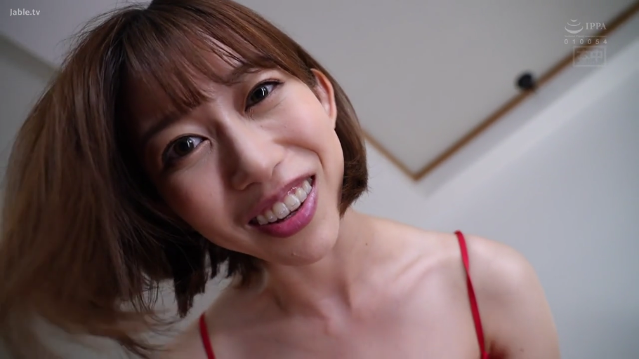 室内 · 肩膀特写 · 开朗 · 红色吊带