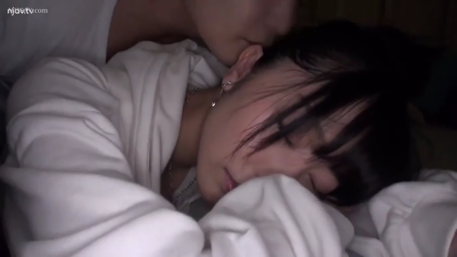 卧室 · 闭眼 · 面部特写 · 亲密 · 趴卧 · 耳饰 · 被亲吻 · 白色卫衣