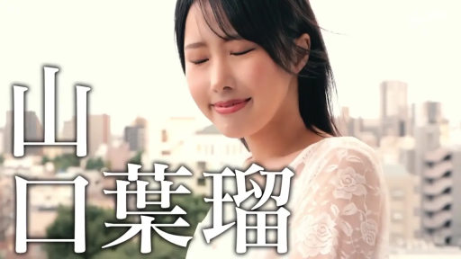 脸部特写 · 微笑 · 白色蕾丝上衣 · 日文字幕 · 天台