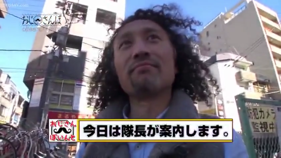 注视镜头 · 日语字幕 · 灰色马甲 · 城市街道 · 字幕条 · 中景镜头