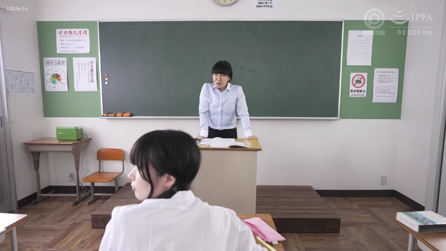 教室 · 制服裙 · IPPA标识 · 纸质教案 · 老师面部特写 · 老师严肃训斥表情