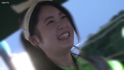 脸部特写 · 站姿 · 室外 · 笑容 · 仰拍 · 大笑 · 发带 · 绿色制服