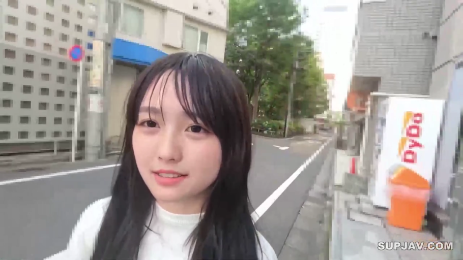 脸部特写 · 自然微笑 · 室外街道 · 白色长袖上衣