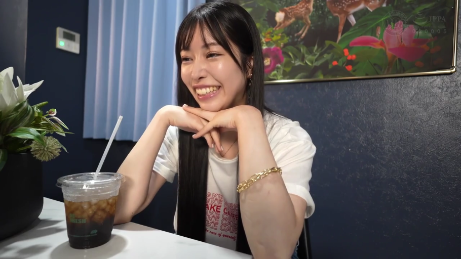 手部特写 · 开心的笑容 · 室内休息室 · 白色印花T恤 · 塑料杯 · 手上戴着金色手链