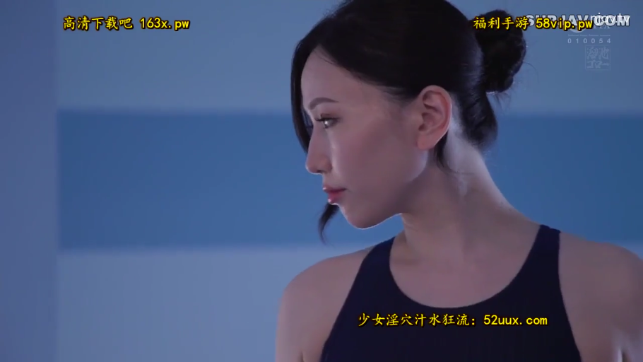 头部及肩部特写 · 深蓝色连体泳衣 · 嘴唇微闭 · 室内游泳池