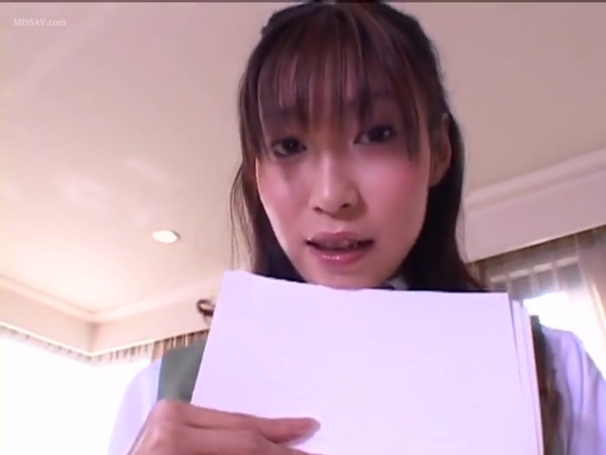 室内 · 脸部特写 · 自然 · 制服 · 亚洲人 · 正面 · 纸张 · 拿着白纸