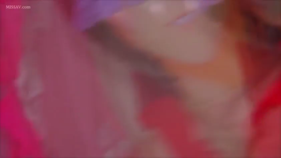 室内 · 脸部特写 · 卧姿 · 高度模糊 · 神情模糊 · 粉色服饰