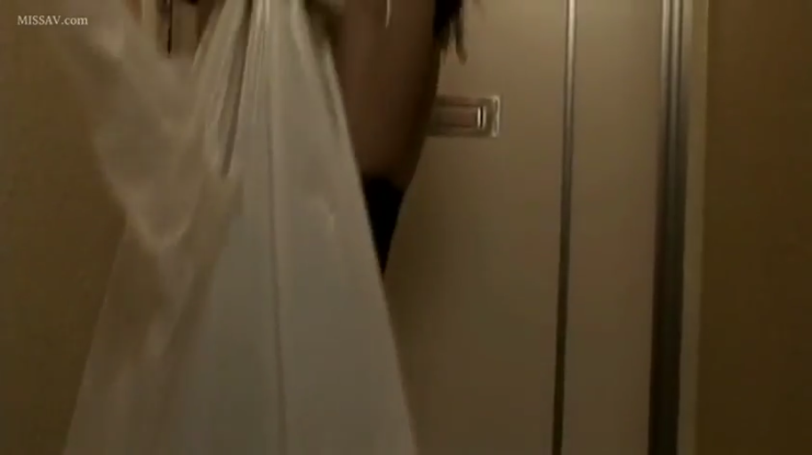 酒店房间 · 黑色内衣 · 光线昏暗 · 躯干局部