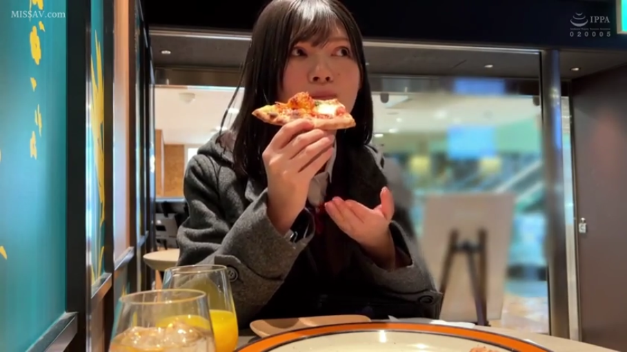 平静 · 脸部特写 · 餐厅 · 食物 · 内衬白色衣物