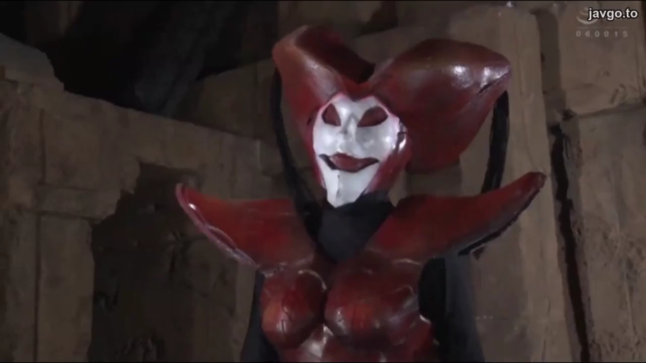 站立 · 面部特写 · 红色盔甲 · 山洞